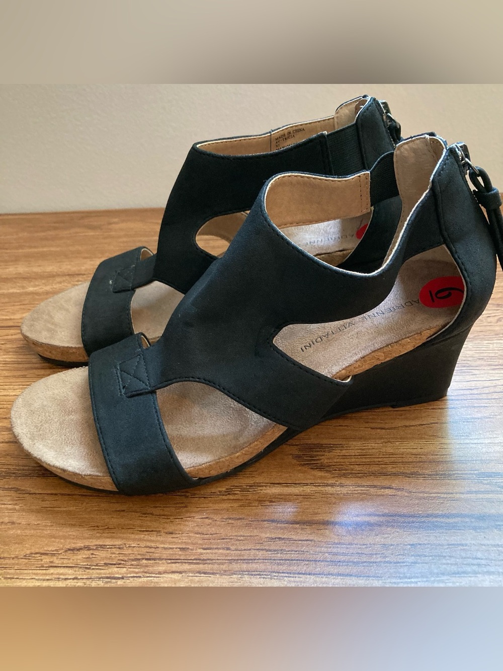 NWT Adrienne Vittadini Tricia Black Wedge Sandals 6